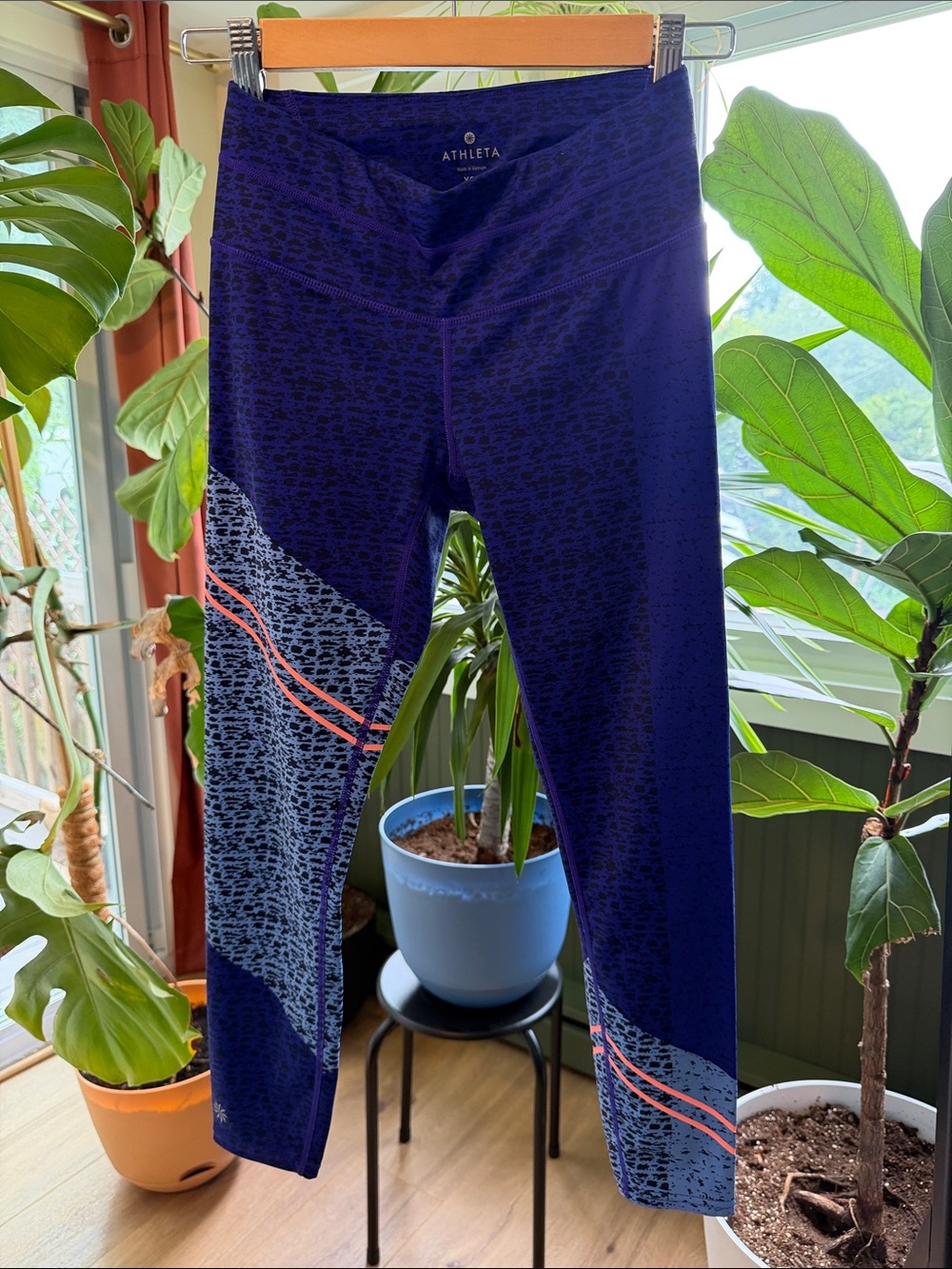 Athleta Navy Blue & Coral Accent Cropped Leggings